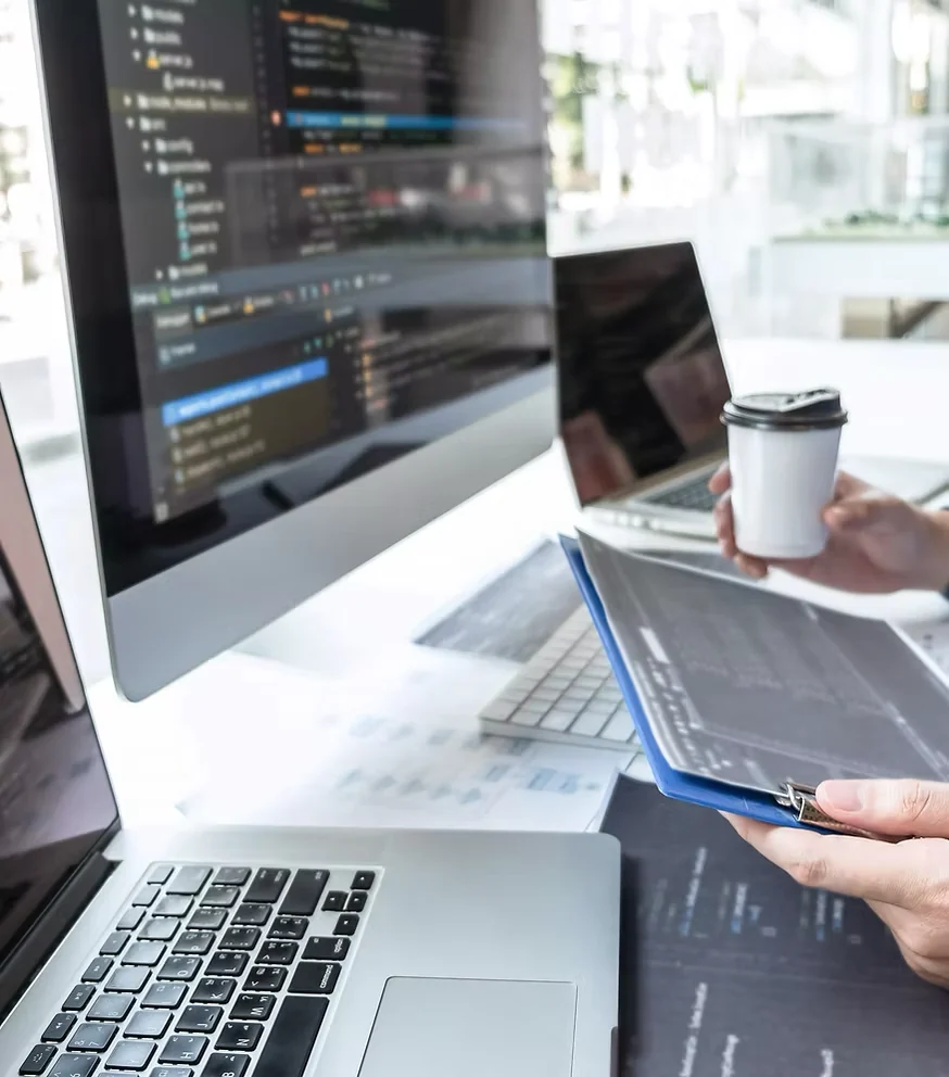 Poste de travail avec ordinateur portable et tablette