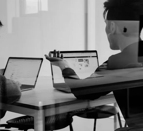 Réunion de travail autour d’une table
