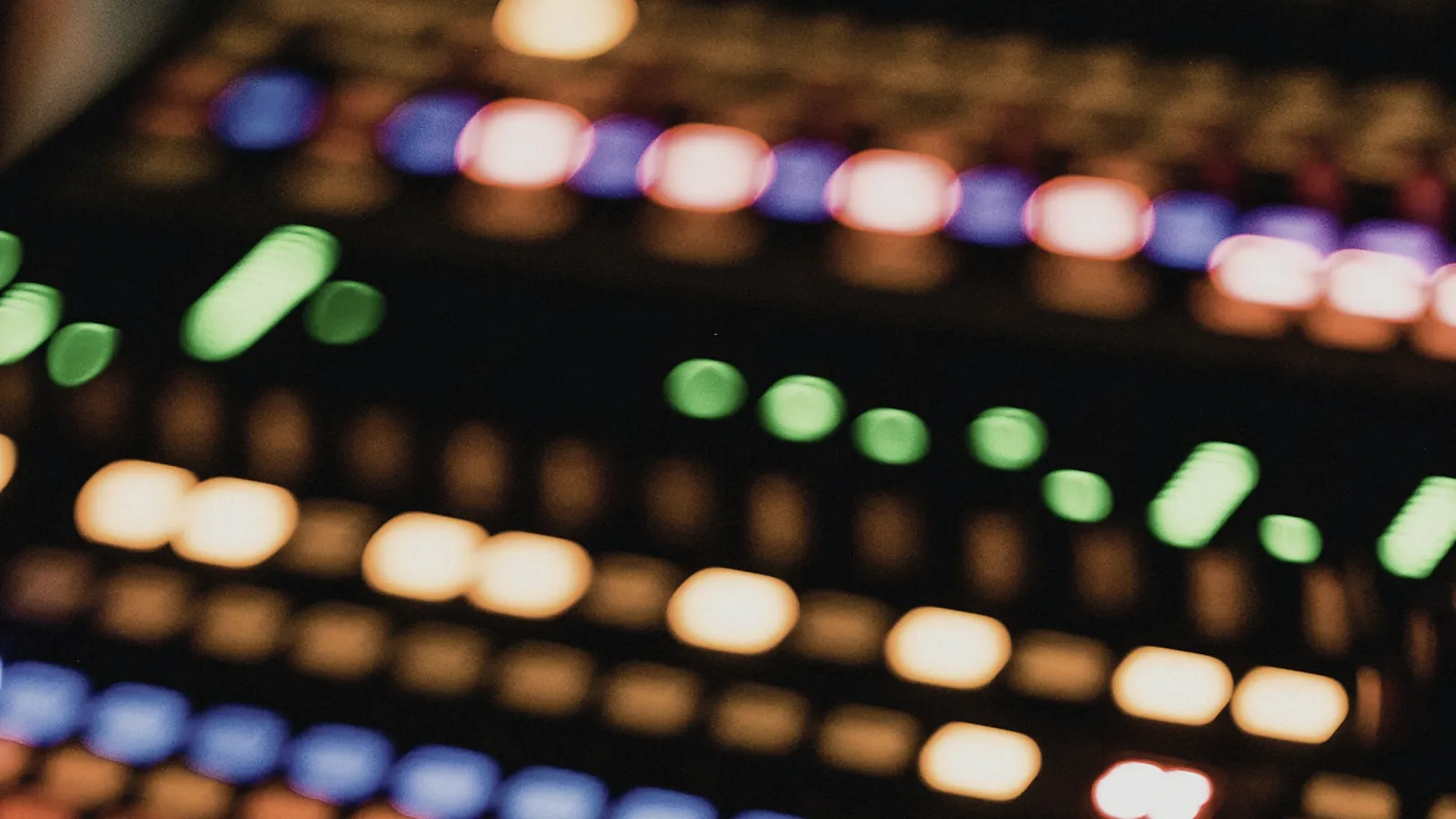 Console de mixage professionnelle et ses potentiomètres alignés, métaphore de l’arbitrage entre plusieurs réglages.