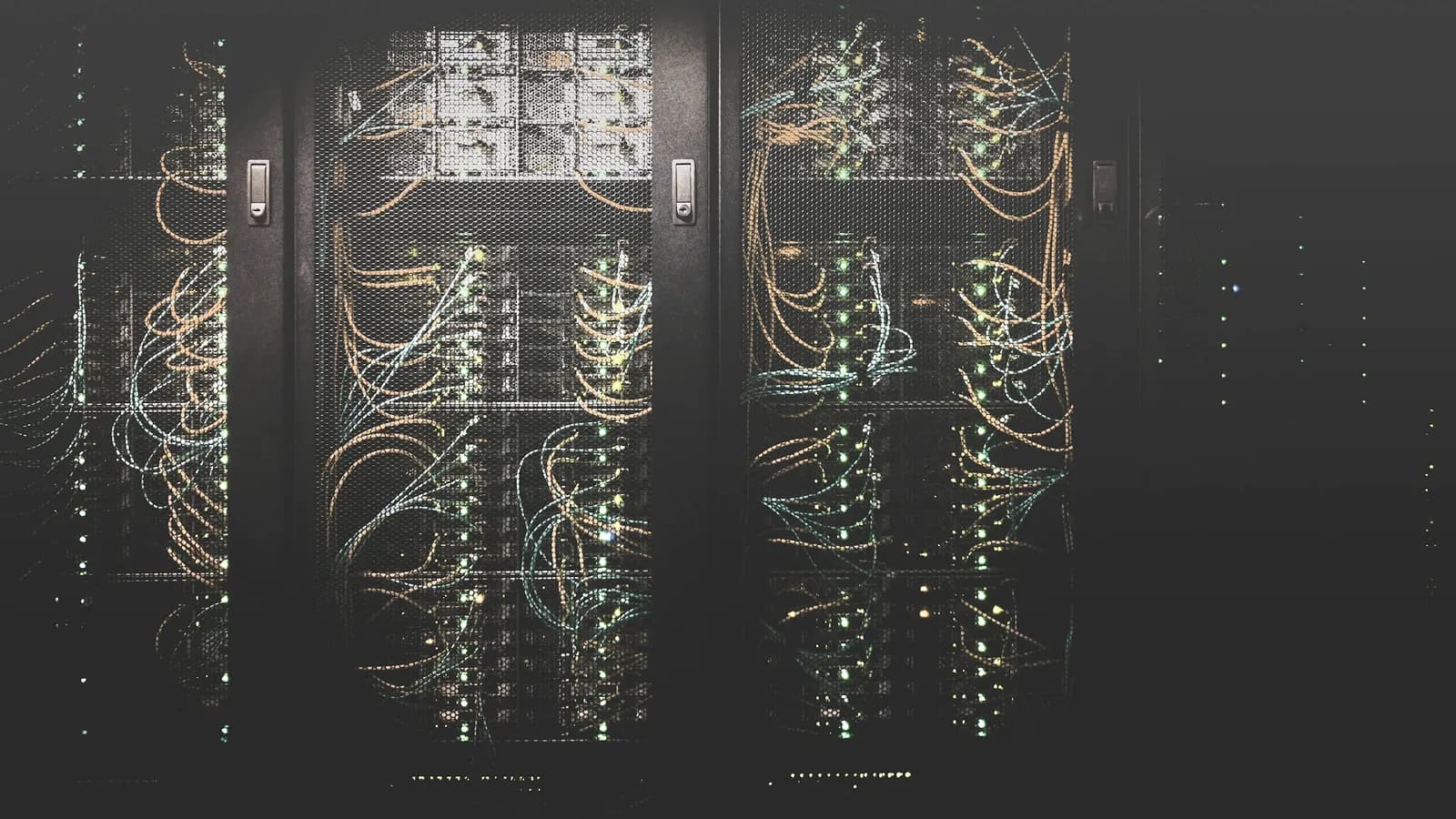 Couloir d’un centre de données contemporain, rangées de baies serveurs éclairées, évoquant le contrôle d’accès au système d’information.